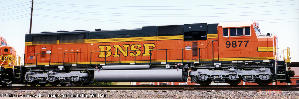 BNSF SD70MAC 9877
